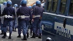 Caos a Firenze, migranti protestano davanti alla Questura