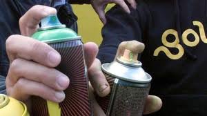Felice per un successo scolastico, festeggia imbrattando le mura di Lucca
