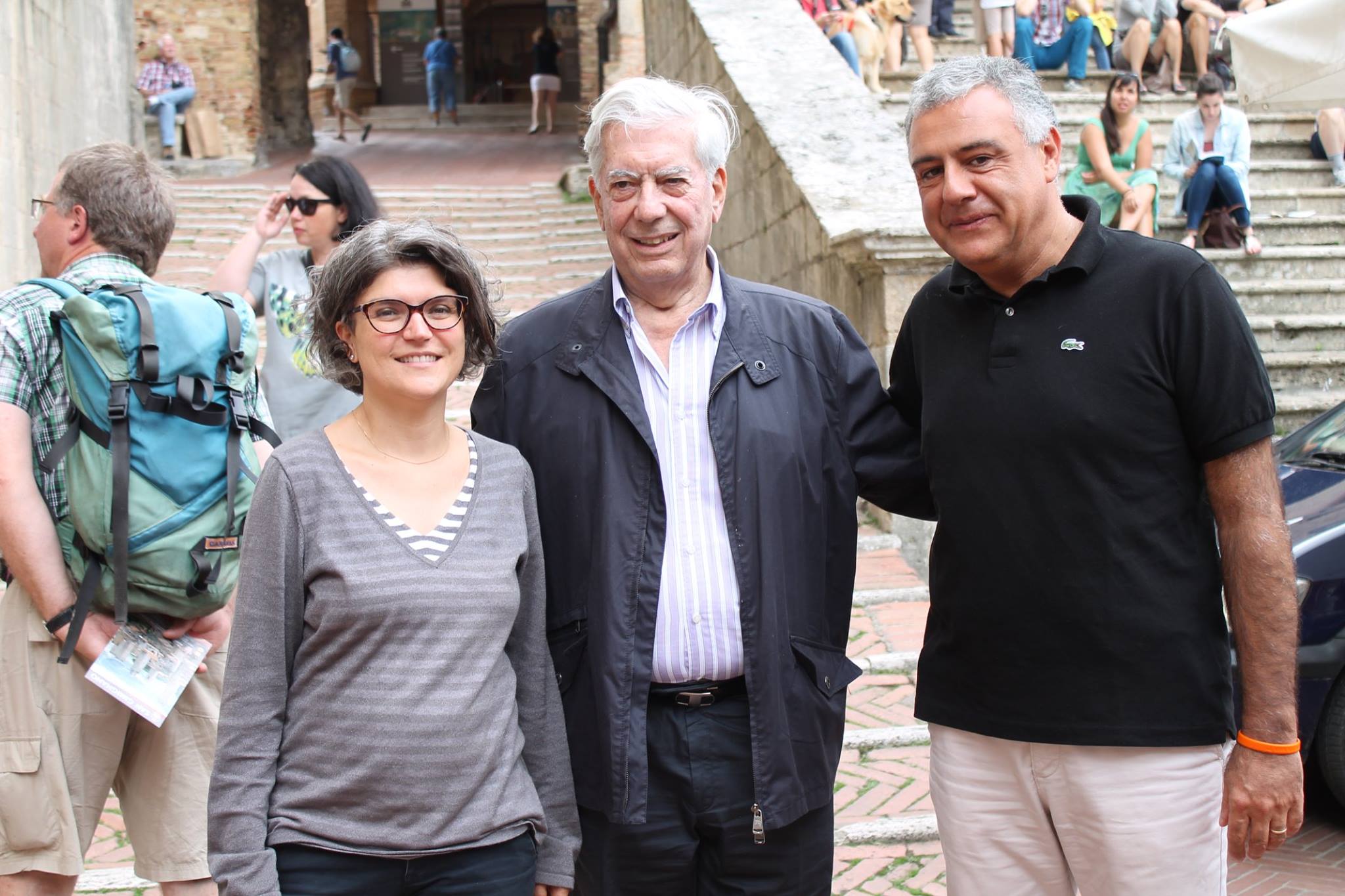 Il Premio Nobel per la Letteratura Mario Vargas Llosa turista a San Gimignano