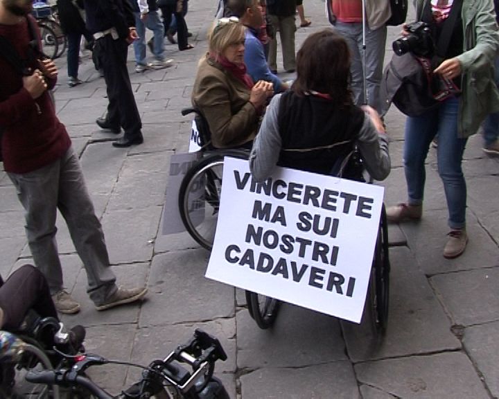 Disabili in protesta a Palazzo Vecchio: «Fondi assistenza del Comune insufficienti»
