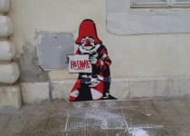 Burlamacco in ginocchio, «ha fame». Viareggio si interroga sul significato del murales