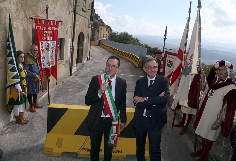Volterra, ripristinato a tempo di record il tratto di mura crollato