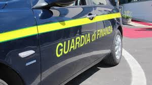 Alla ricerca di documenti. Arezzo, Guardia di Finanza nella sede di Banca Etruria