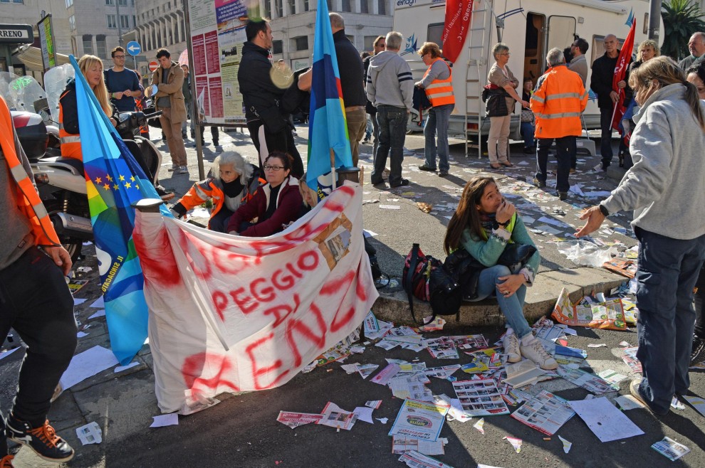 «Nogarin sei peggio di Renzi». La rabbia dei netturbini di Livorno rovescia l’immondizia per la città