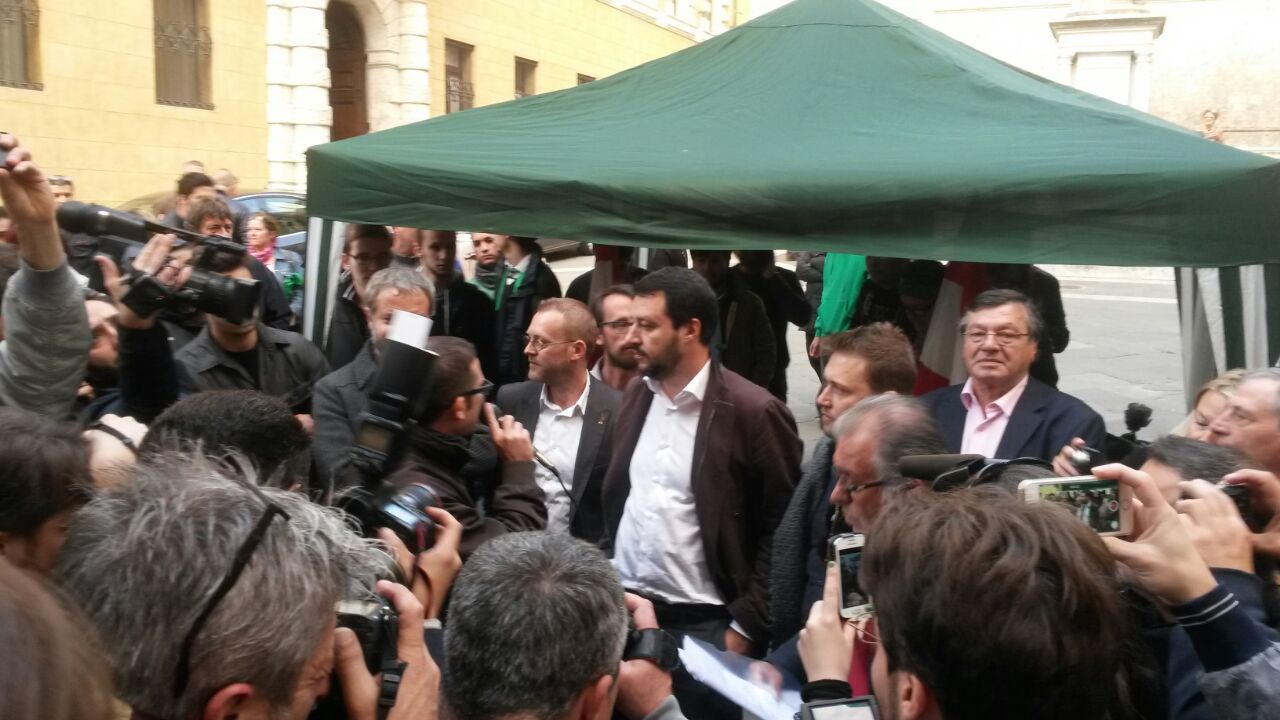 Salvini (Lega Nord)  a Siena: «Renzi venga a chiedere scusa»