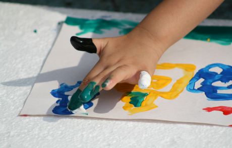 Gioca Mondo, bus porta libri, tappeti e armadietti personali. Alla scuola dell’infanzia “La Balena” i nuovi arredi innovativi e funzionali