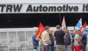 Il sindaco di Livorno insieme ai lavoratori Trw per la trasferta di protesta a Ferrara