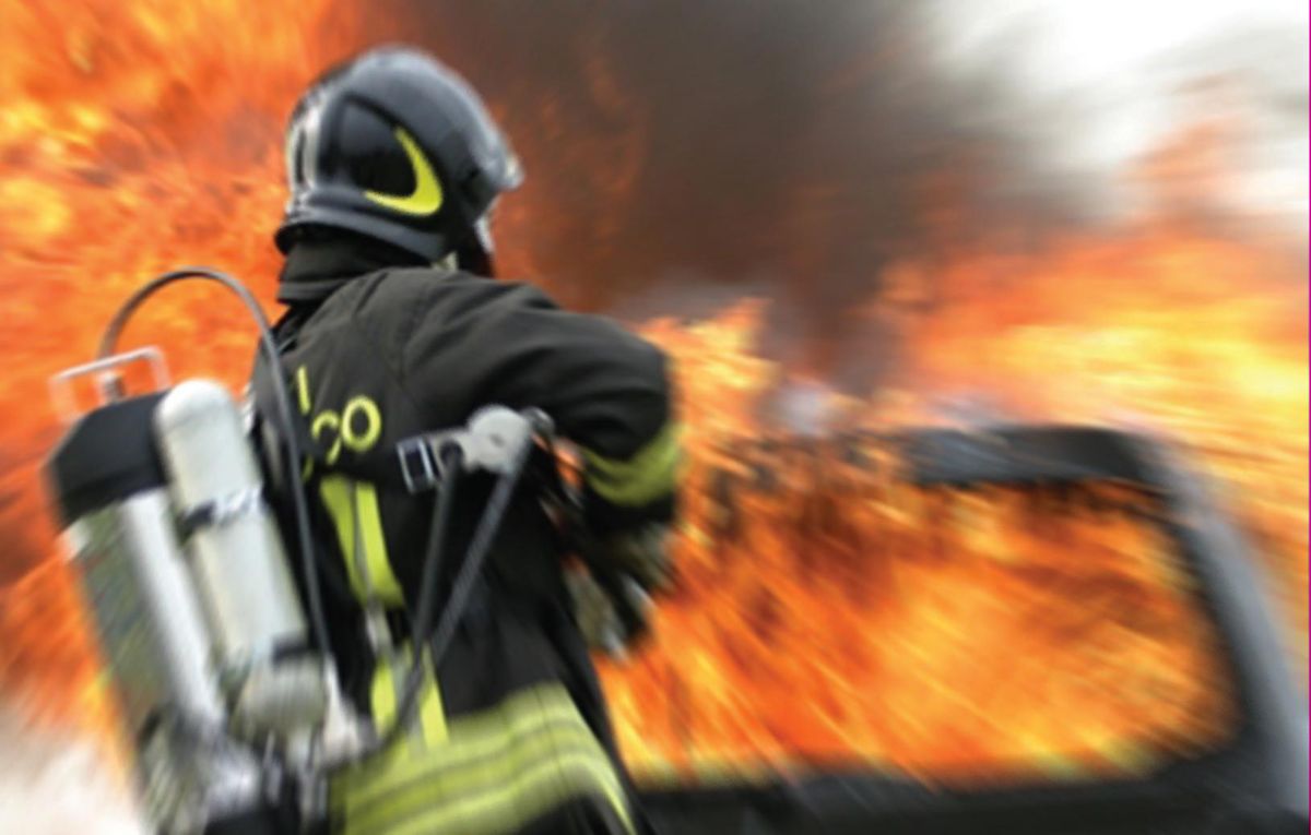 Esplodono bombole a gas, a fuoco un rimessaggio barche a Castiglione della Pescaia