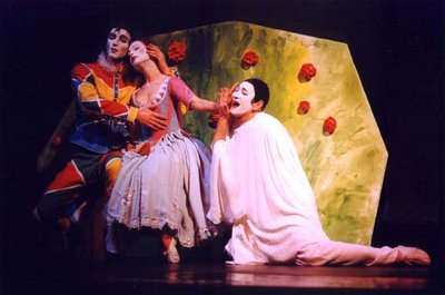 “I segreti della notte” a teatro, la storia d’amore di Pierrot e Colombina sul palco del Pinsuti