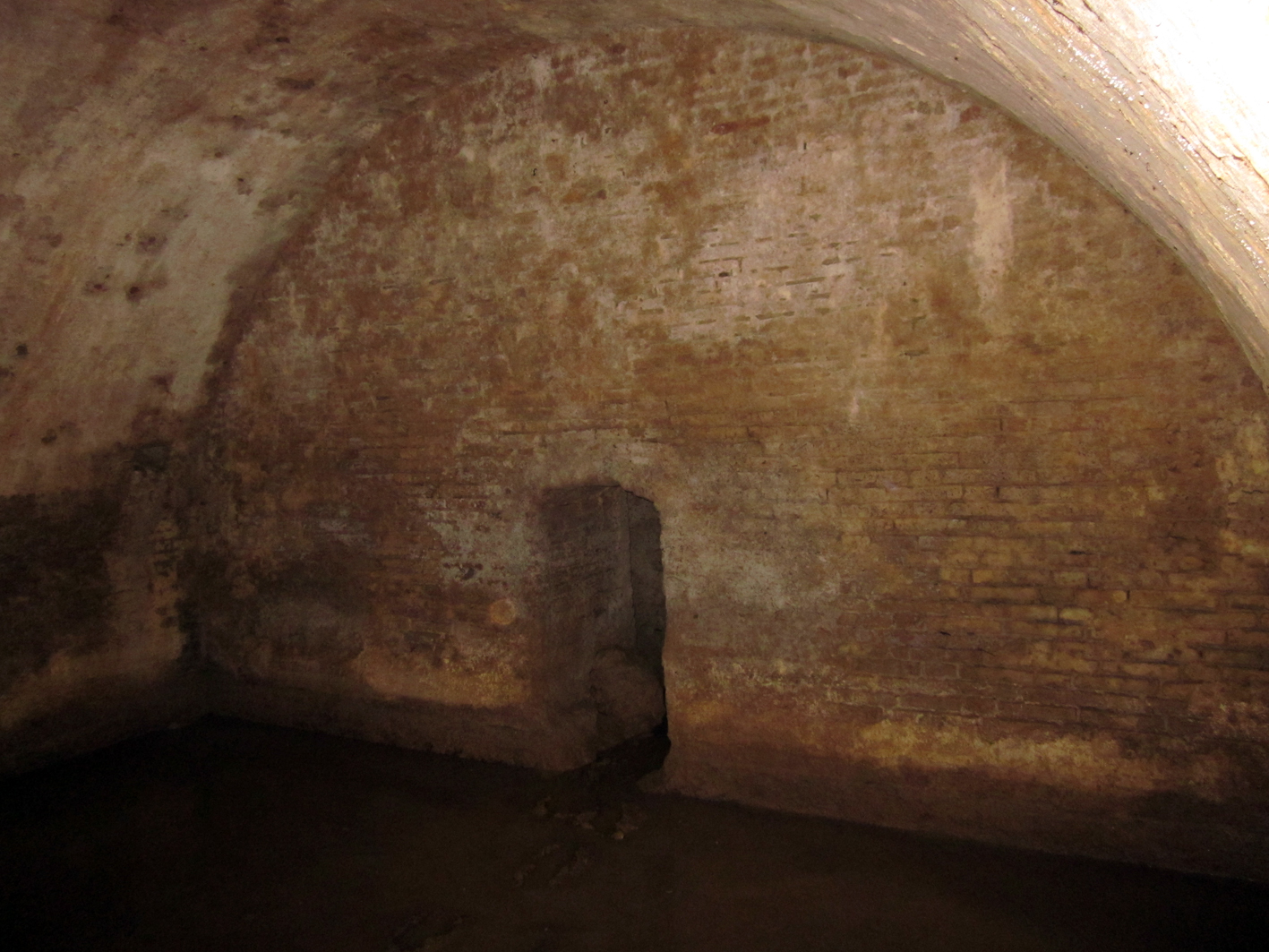 Dai cespugli spunta una fonte medievale, incredibile scoperta a San Gimignano