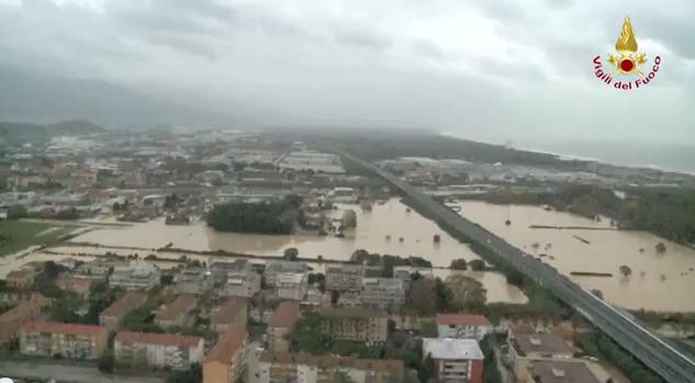 Massa e Carrara sott’acqua, interventi no stop dei pompieri