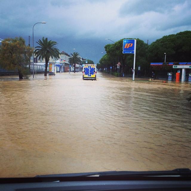 Maltempo, Carrara ancora sott’acqua. Vigili del fuoco al lavoro per svuotare gli scantinati