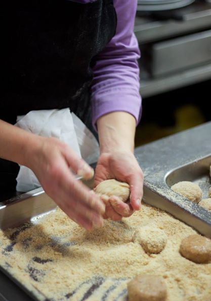 Sfida a colpi di fornelli tra chef e foodblogger, “Doppio fuoco” celebra la cucina povera