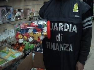 Giocattoli non sicuri e borse contraffatte, 75mila prodotti sequestrati in Toscana
