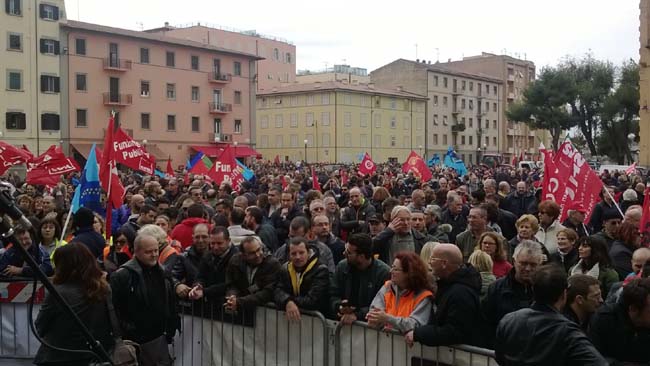 La crisi blocca Livorno e la città sciopera. Lavoratori e sindacati scendono in piazza