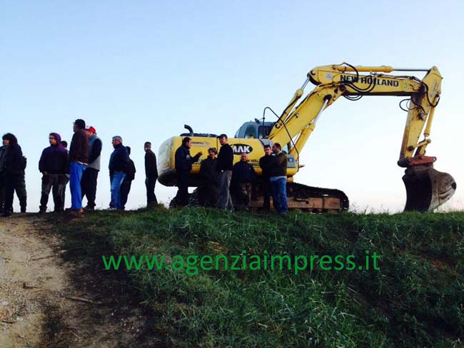 Gli alluvionati bloccano le ruspe sull’Albegna, rabbia e paura aspettando le nuove piogge