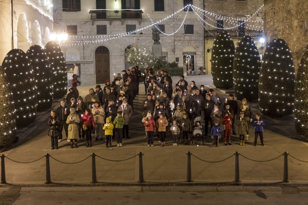 La Natività rivive a Sarteano nei presepi delle cinque Contrade e il 24 dicembre Babbo Natale …