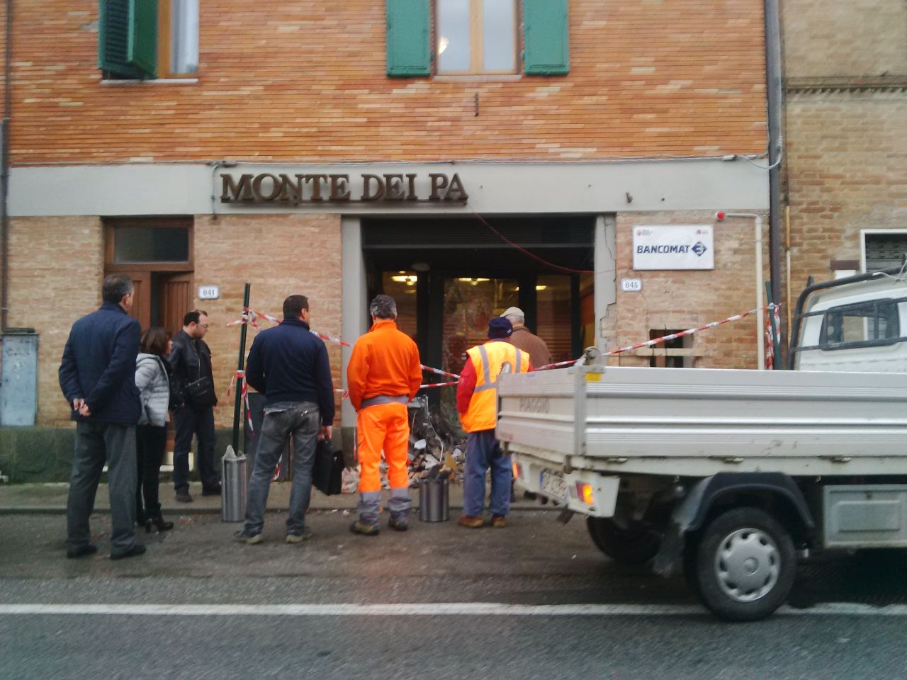 Colpo in banca con l’esplosivo, ladri in fuga con 15mila euro