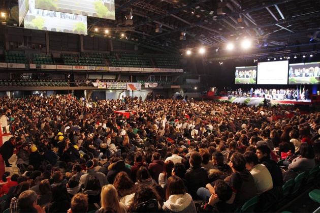 Il grido di pace dei 10mila studenti toscani al meeting di Firenze