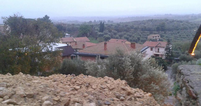 Maltempo nel grossetano, franano mura medievali a Magliano in Toscana