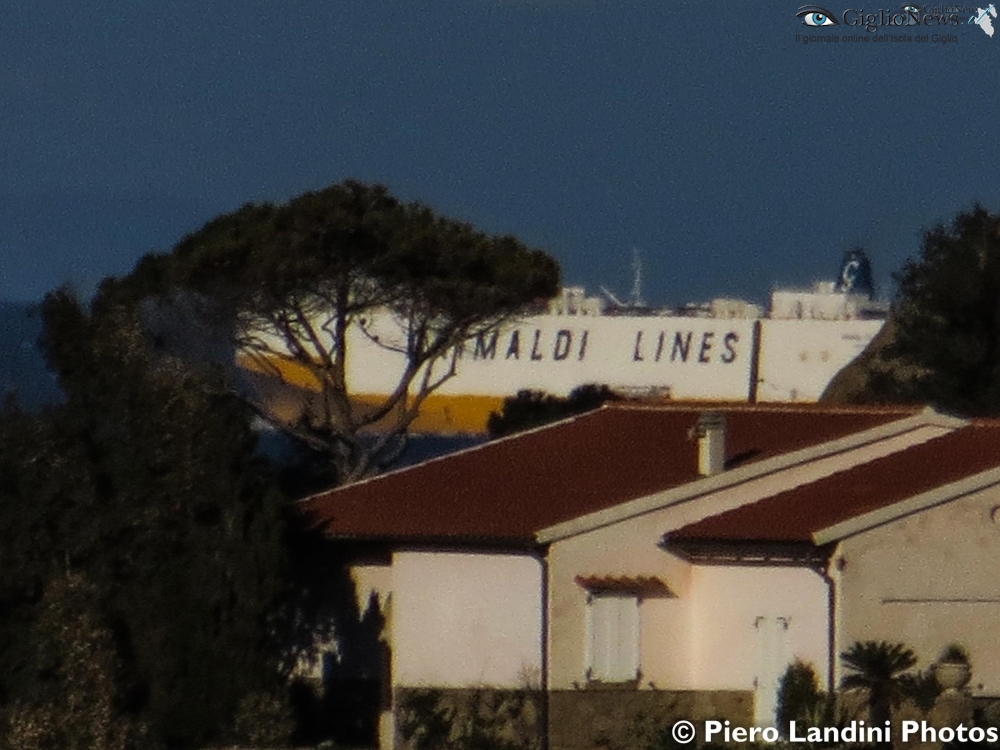 Nave Grimaldi al Giglio, passaggio ravvicinato alle Cannelle fa tremare l’isola