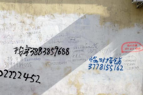 Clienti delle prostitute insorgono a Prato: «Non cancellate dai muri i numeri di telefono»