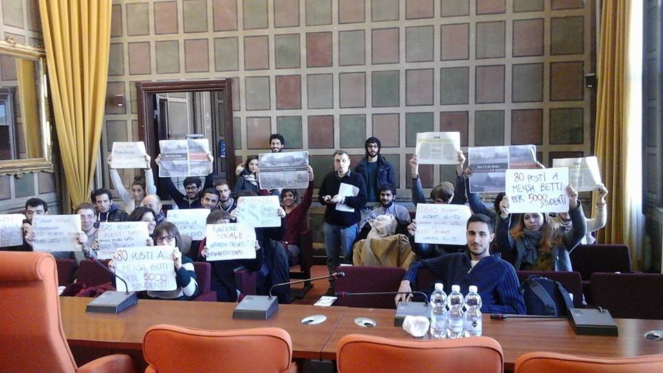 Studenti occupano il Consiglio Comunale a Pisa. Blitz per la residenza universitaria