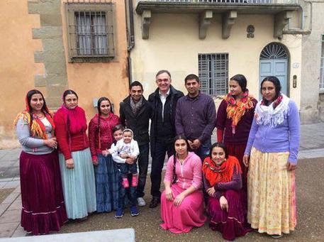 Il presidente Rossi posta una foto con i Rom vicini di casa. E’ bufera su facebook