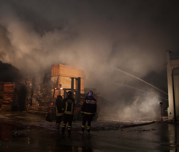 Incendio devasta azienda di legnami a Sansepolcro, il proprietario colto da malore