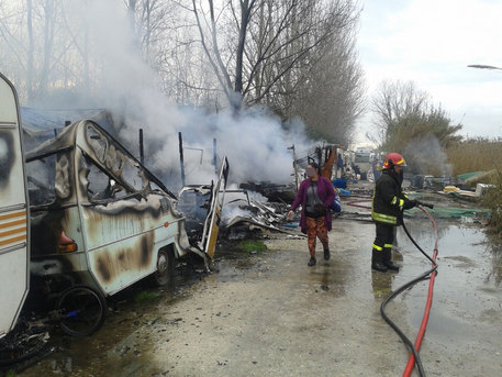 Fiamme in campo nomadi a Torre del Lago, nessun ferito