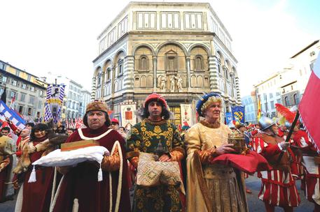 Sale l’attesa per la Cavalcata dei Magi, 700 figuranti in corteo a Firenze