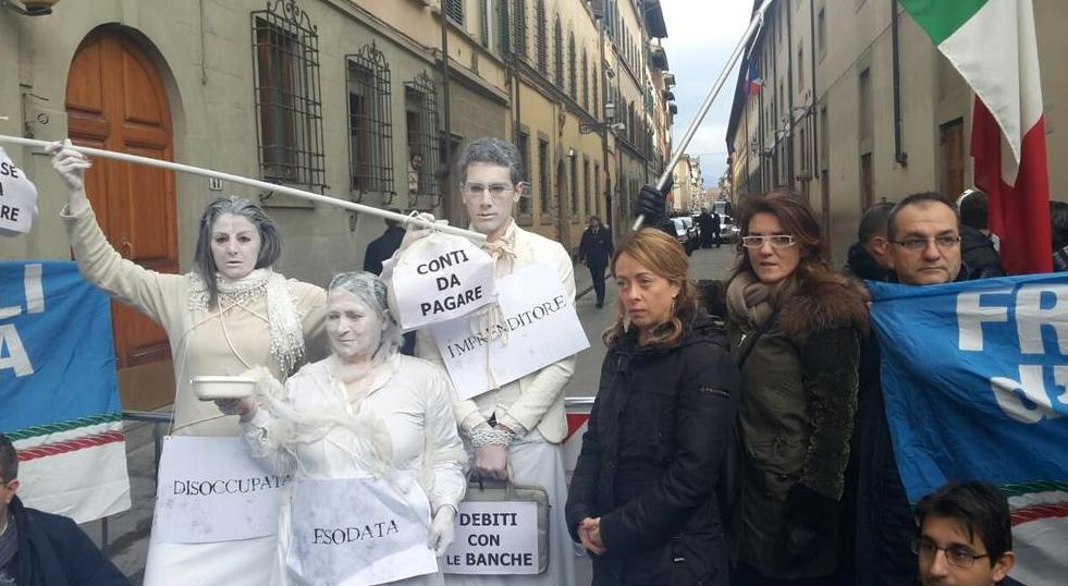 “Contro-bilaterale” Fdi, Meloni insieme alle statue viventi della povertà
