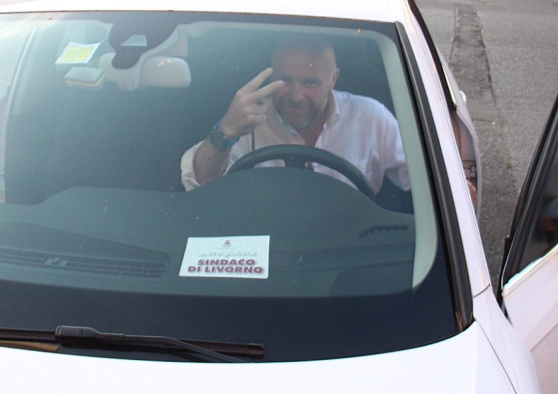 Incidente d’auto, il sindaco di Livorno all’ospedale con un colpo di frusta