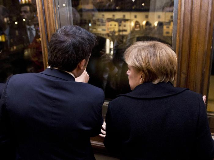 Renzi-Merkel, il bacio, l’abbraccio e la visita a Palazzo Vecchio