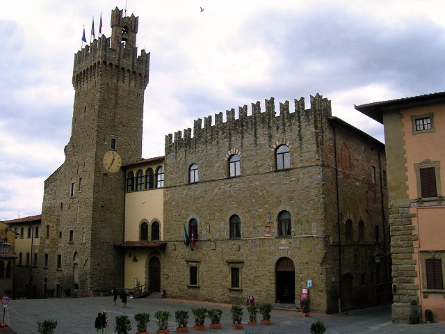 Arezzo verso le elezioni amministrative. Scatta l’ORA di Ghinelli. E’ corsa a due con il renziano Bracciali