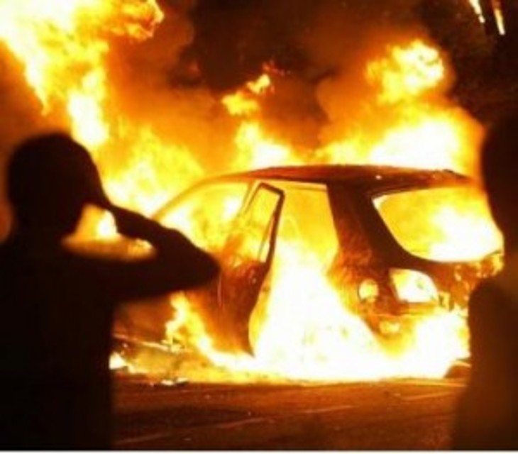 Molotov contro auto dei vigili urbani a Livorno, il sindaco: «Atto vandalico ingiustificabile»