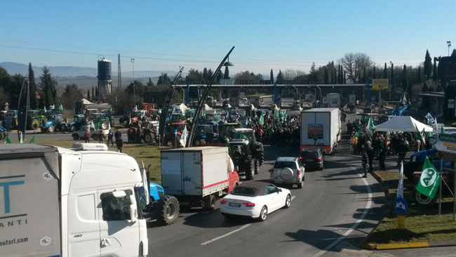 In 500 al casello Valdichiana per dire no all’Imu agricola