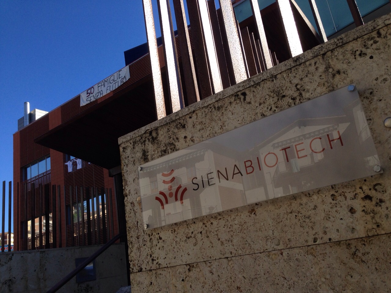 Siena Biotech, il controverso concetto di posto di lavoro e il silenzio delle istituzioni