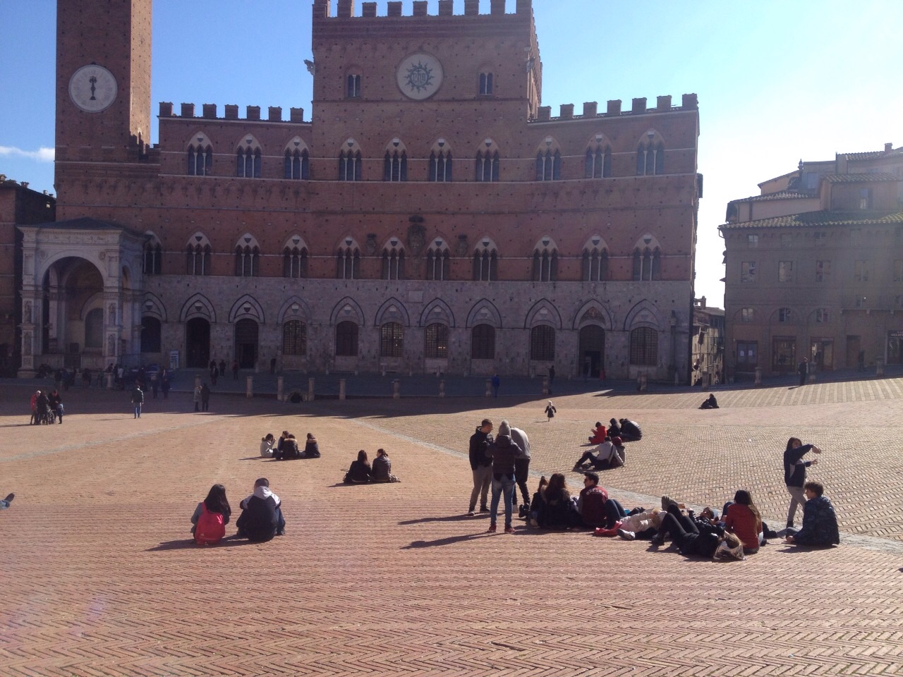 Spunta il sole, a Siena prime tintarelle in piazza