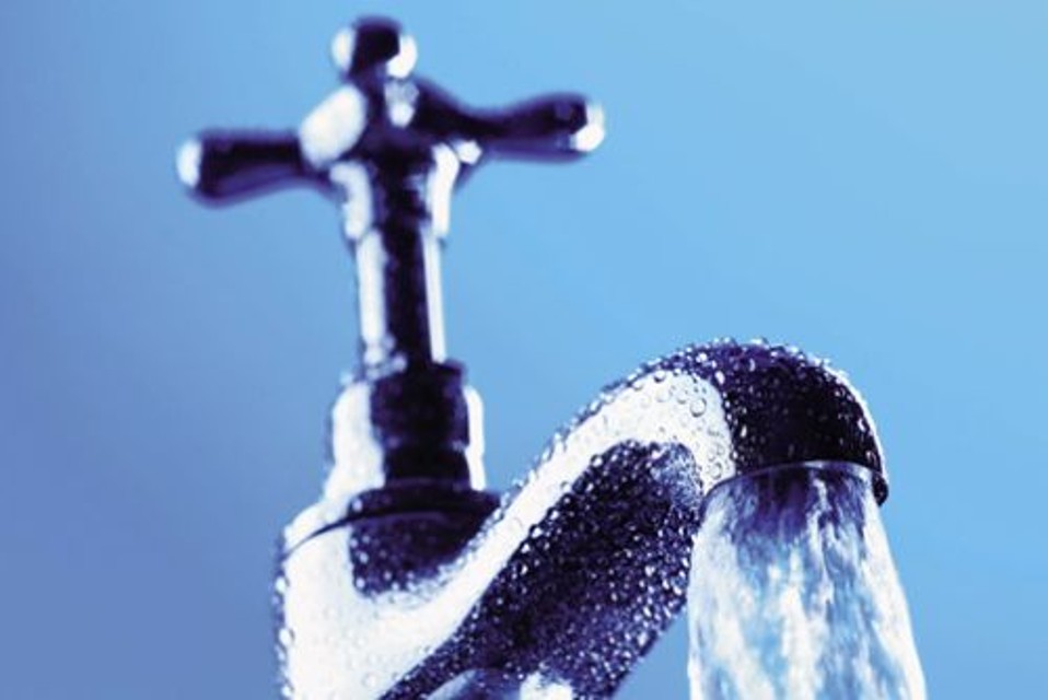 Nel 2024 la Toscana ancora la più cara per le bollette dell’acqua: 748 euro a famiglia