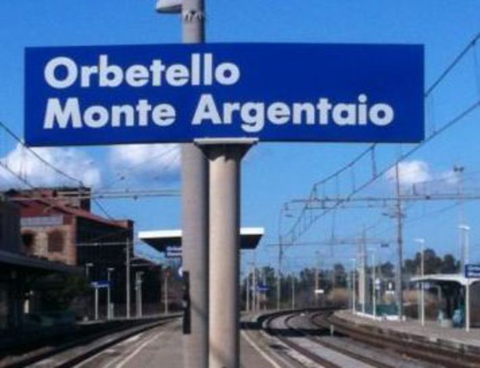 “Monte Argentaio”, l’errore nel cartello scatena l’ironia del web