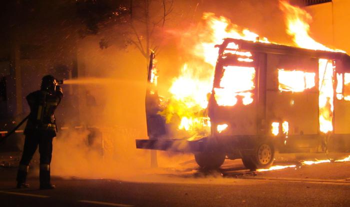 Incendio distrugge due camper e un furgone. Nessuna persona ferita, trovati i resti di un cagnolino