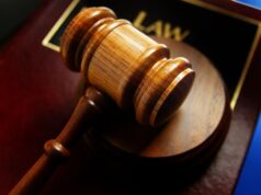 Scarpe e magliette in cambio di foto intime, 28enne condannato per pedopornografia