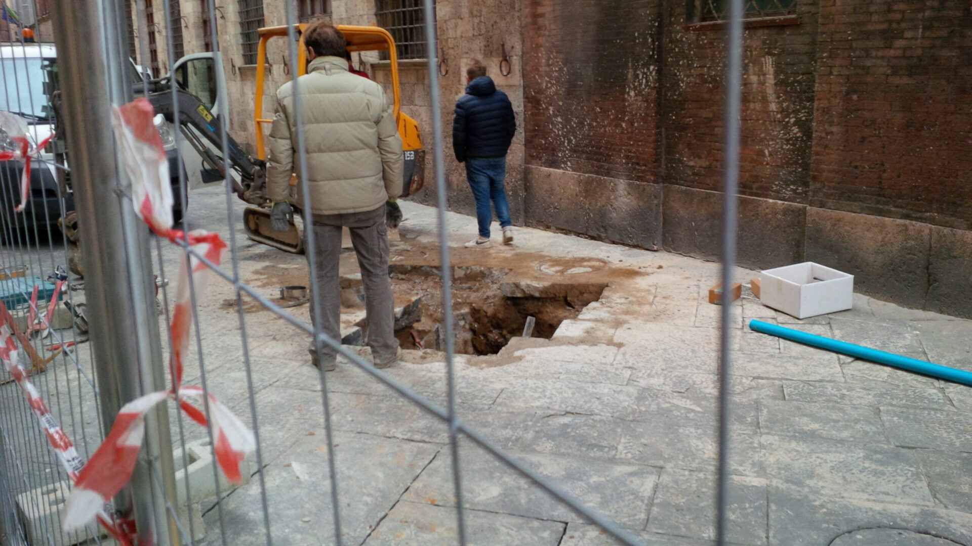 Si rompe una tubatura e si apre una voragine vicino al Duomo di Siena