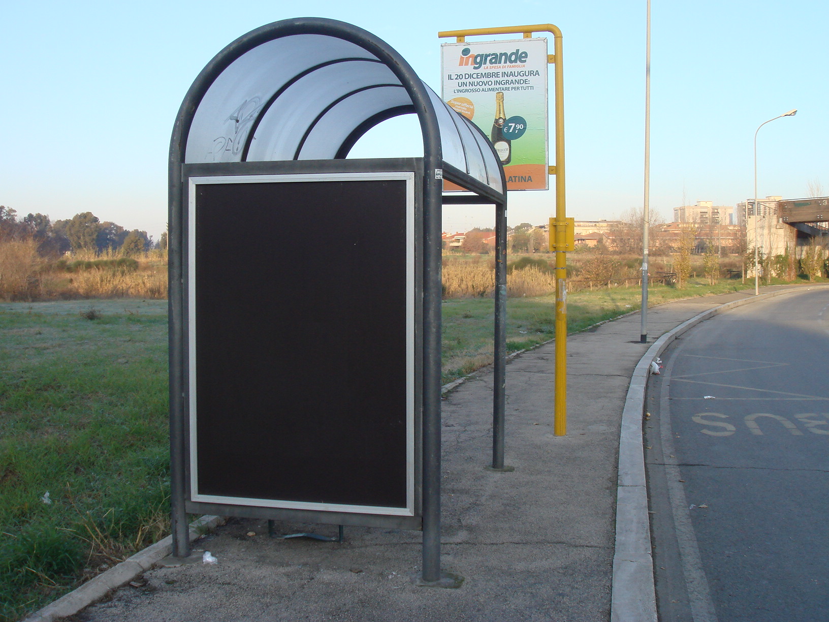 Sponsor e pubblicità in tre pensiline della fermata degli autobus