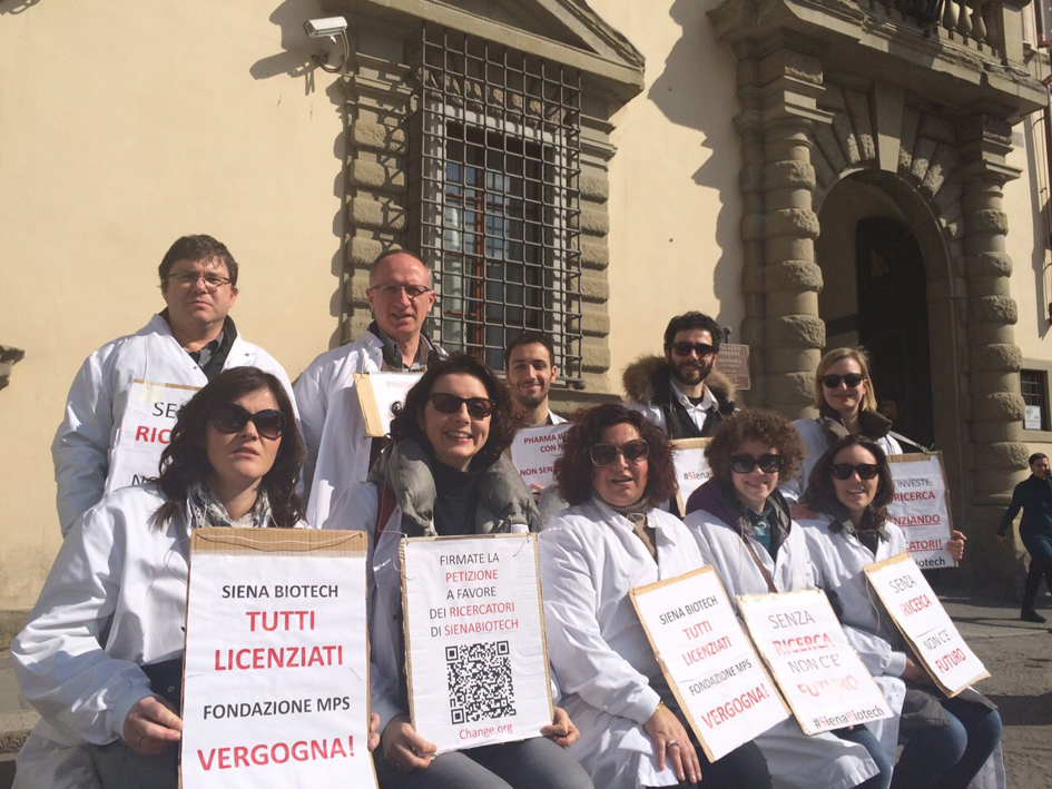 Camici in protesta. Rossi: «Siena Biotech? Non siamo per la chiusura». Ma il fallimento si avvicina