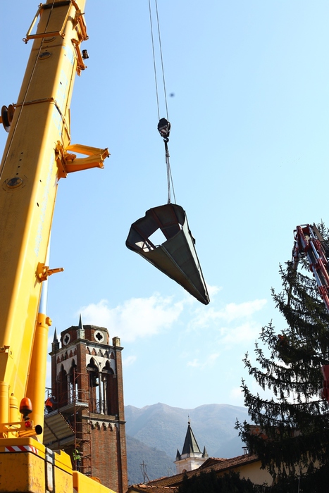 Via col vento. Rimossa la punta del campanile conficcata sul tetto di una casa