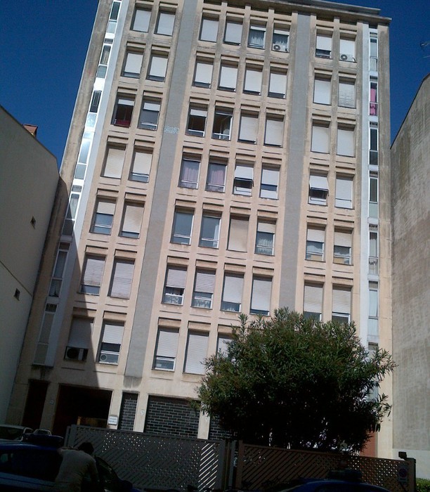Muore cadendo dal tetto. Anziano si era arrampicato per entrare in casa dell’ex moglie