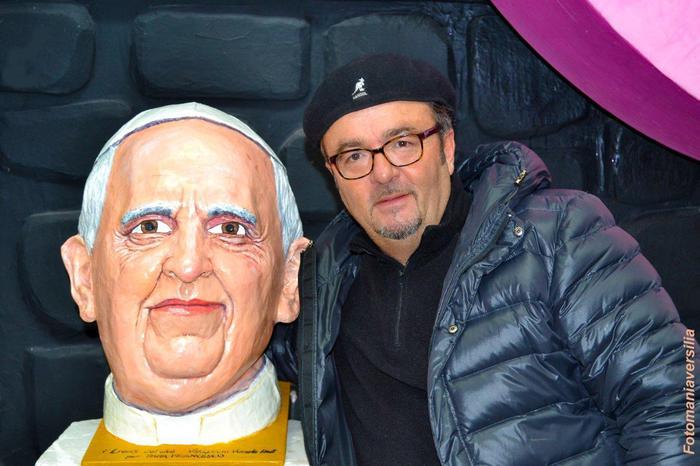 Papa di cartapesta. Donata a Francesco la statua in suo onore