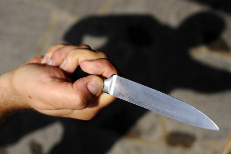 Cattivo vicinato. Non sopporta le grida delle bambine in strada e le minaccia di morte, denunciato